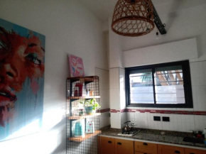 Moderno y cálido depto pleno de arte y aire